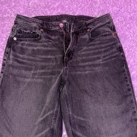 American Eagle Strigid High-Waisted Mom Jean 8 Short - Picture 5 of 9